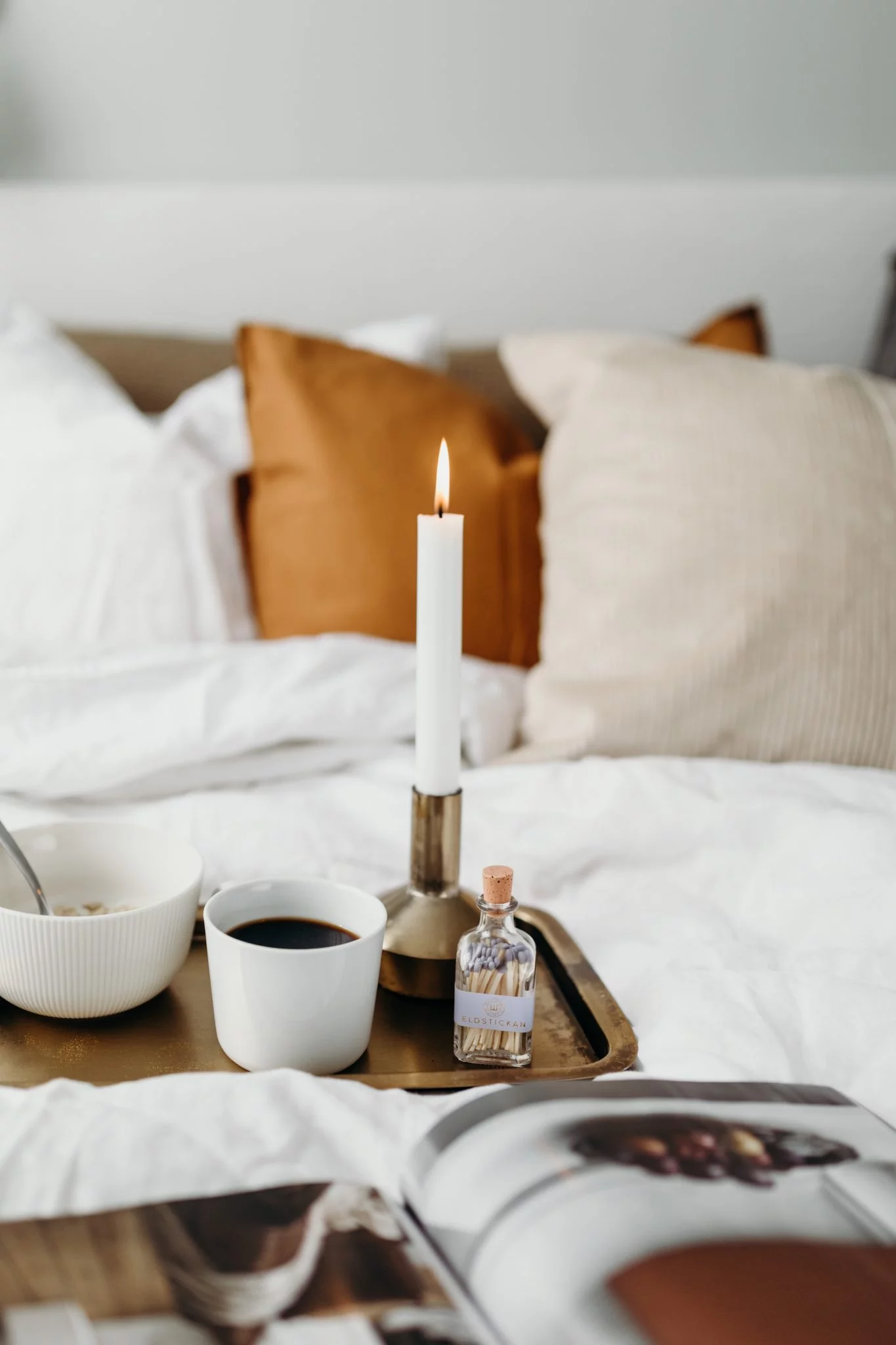 levandų dekoratyviniai degtukai lovoje su degančia žvake